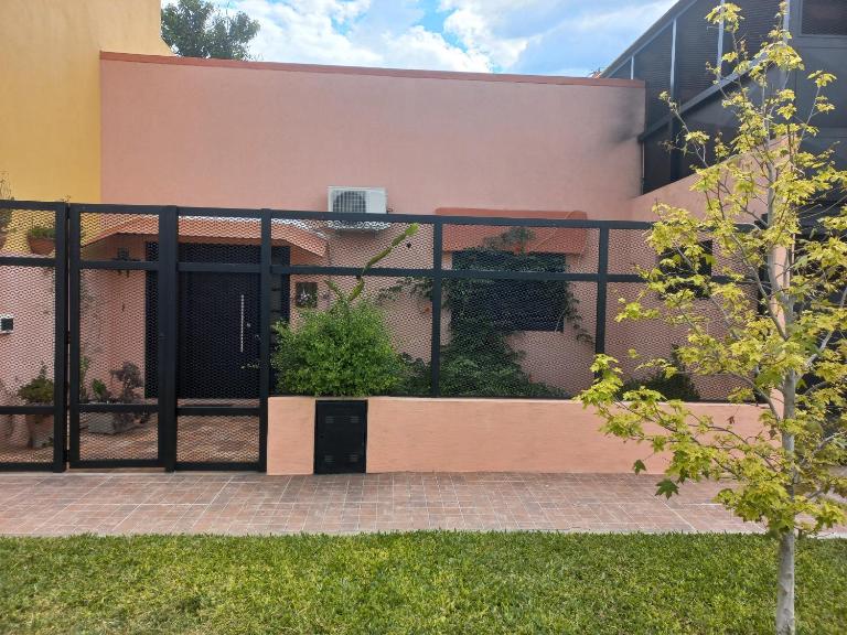 Casa céntrica, a cuadras de la Basílica! - B&B Luján