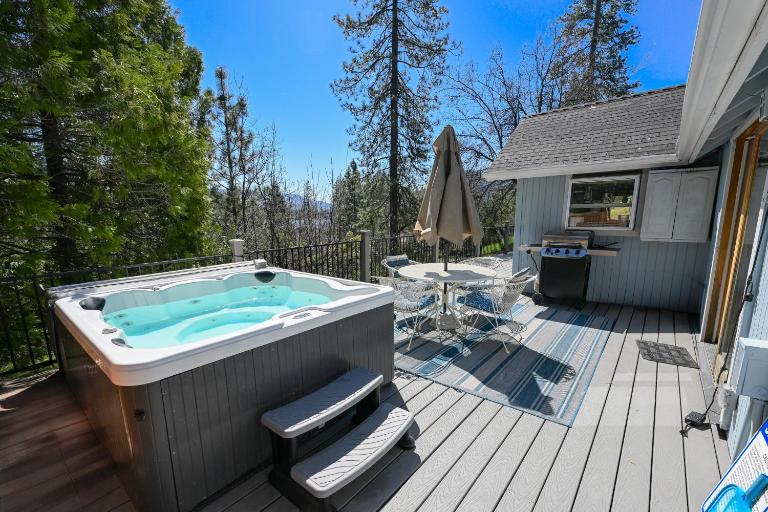 Near Yosemite Bass Lake Cabin with Hot Tub, Lake View, Pet Friendly - B&B Bass Lake