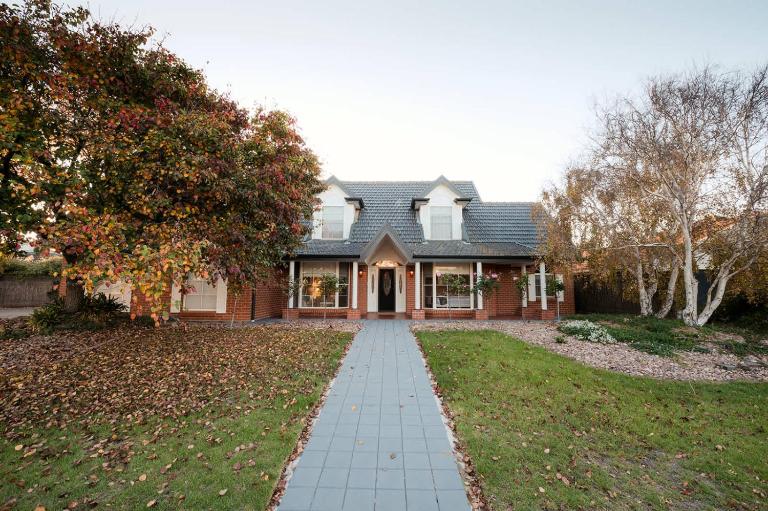 Spacious Lake Front Home- Private Beach - B&B Encounter Bay