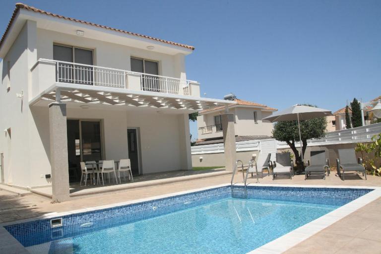 Mimosa 18 Beachhouse Villa - Bed and Breakfast Protaras