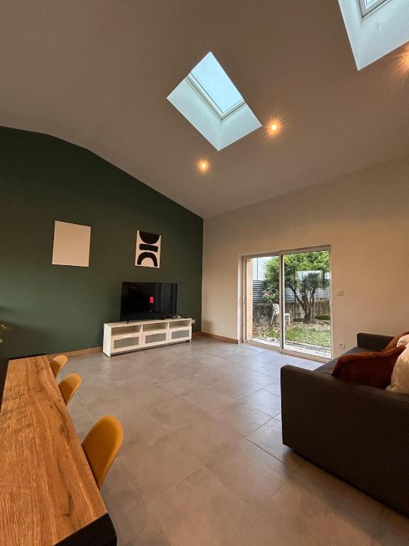 Spacious house - garden, Netflix & shops - Chambres d'hôtes Béguey
