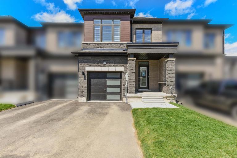 Modern Home 10 mins from Niagara Falls & Main Attraction with Free 2 Parkings - Chambres d'hôtes Thorold