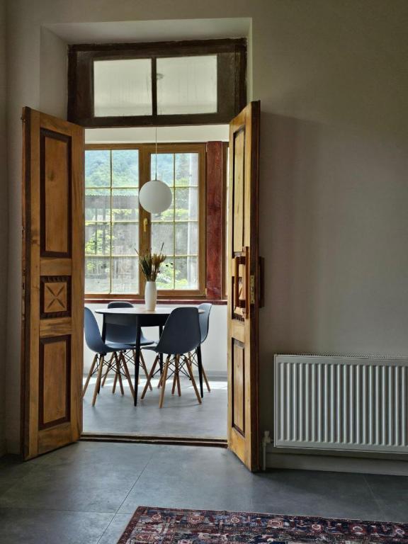 Ponti House Dilijan - beautiful 2 bedroom house and separate 1 bed unit, sleeps 6 - B&B Dilijan