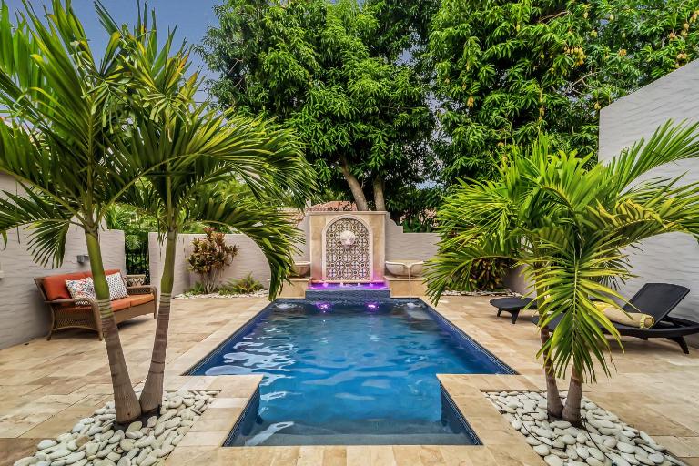 Pool Courtyard, patio with fire pit, 2 mls downtown VR24-00130 - B&B Sarasota
