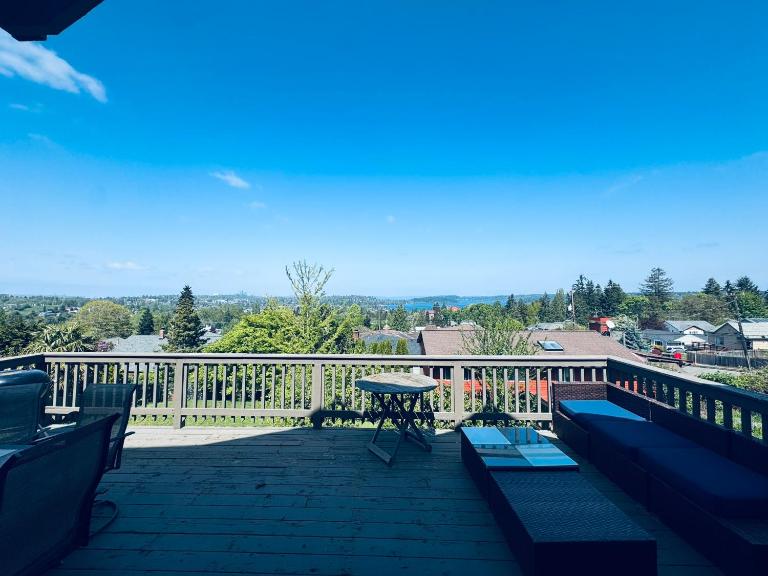 Craftsman with view of Seattle - Bed and Breakfast Seattle