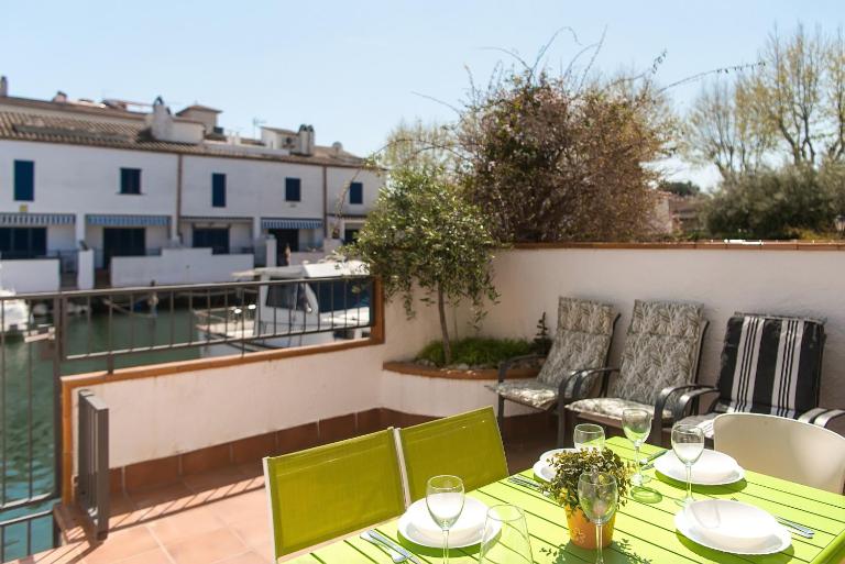 WELCS APARTAMENTO 241 EMP con terraza al canal - Chambres d'hôtes Empuriabrava
