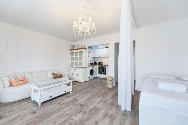 Elegant Studio Getaway with Balcony & Charm - Bed and Breakfast Luxemburg