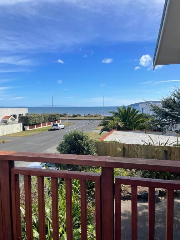 Beach House with an oceanview! - B&B Paraparaumu