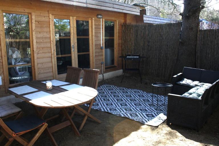 Chalet 2 en bois avec accès piscine - Ferienwohnung Nîmes