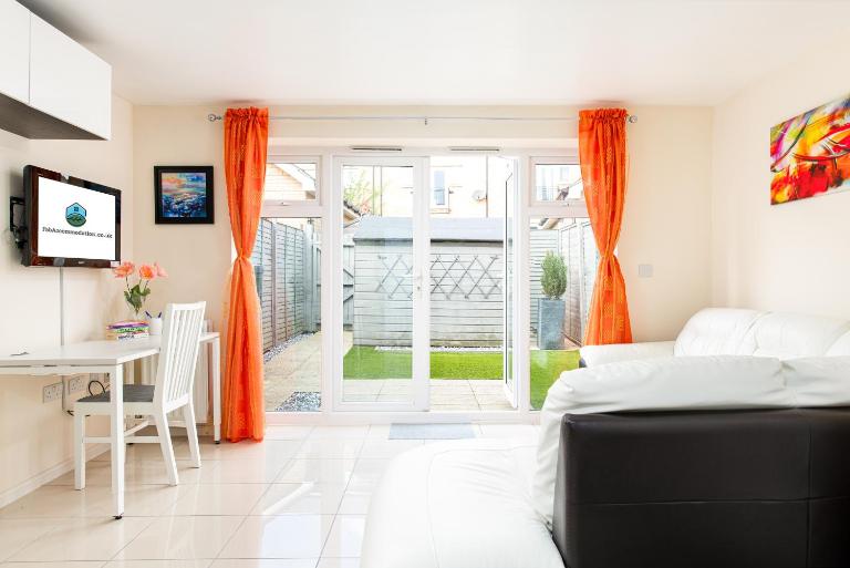 New Modern and Quiet 2Bed House by FabAccommodation - Bed and Breakfast Bristol