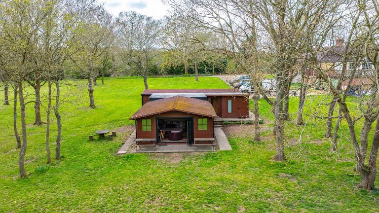 Countryside Cabin on 5 Acres Countryside with Outdoor Firepit, Cinema and converted Stables - Chambres d'hôtes Sible Hedingham