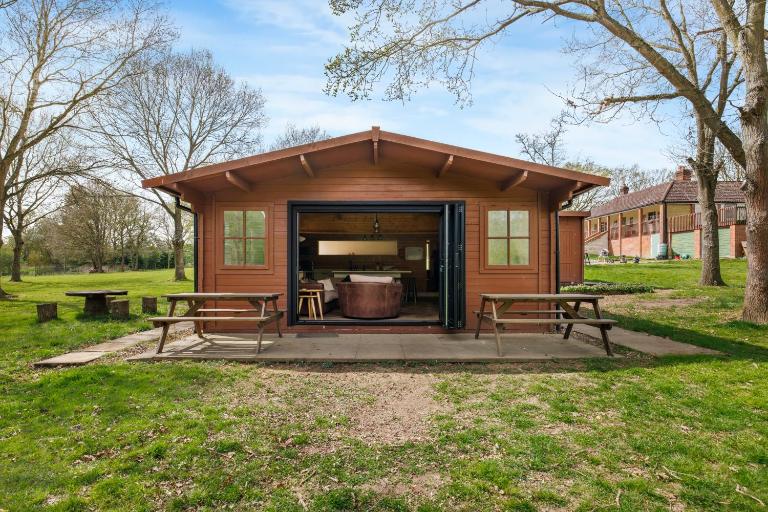 Countryside Cabin on 5 Acres Countryside with Outdoor Firepit, Cinema and converted Stables - B&B Sible Hedingham