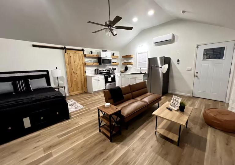 Brand New Bungalow with Amenities - B&B Tulsa