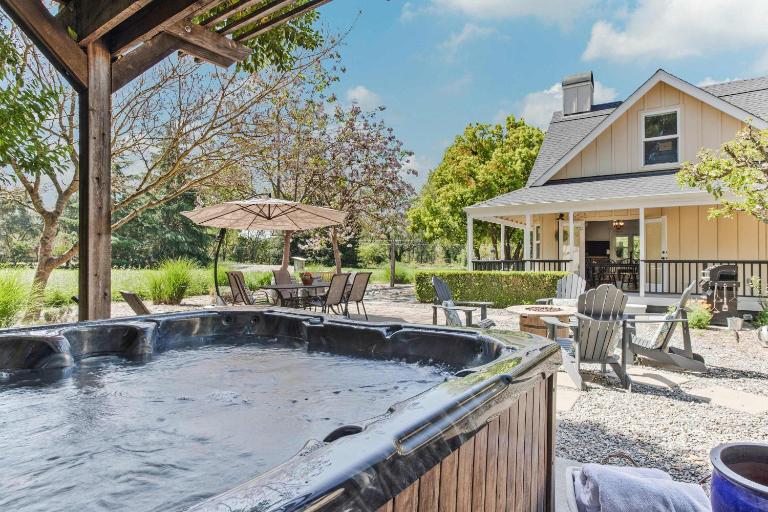 Charming 4BR Wine Country Getaway with Spa & Firepit - Ferienwohnung Kenwood