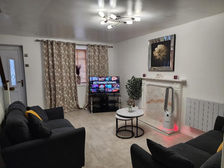 My Holiday Home -2 Bed House-Free Parking - B&B Manchester