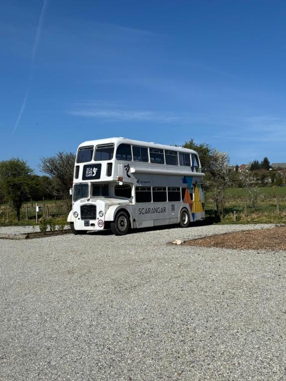 Cornwalls vintage glamping bus - B&B Delabole