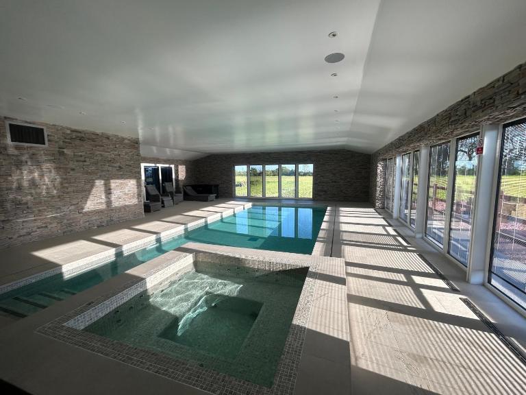Four Bedroom House With Private Pool - Stunning countryside location with parking close to Chester City Centre - B&B Chester