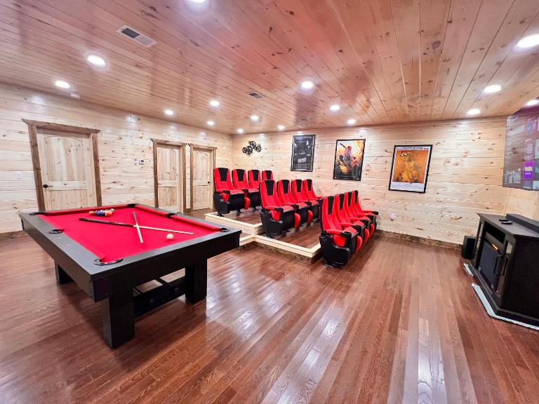 New Smoky Mountain Luxury Cabin, Outdoor Fireplace - B&B Gatlinburg
