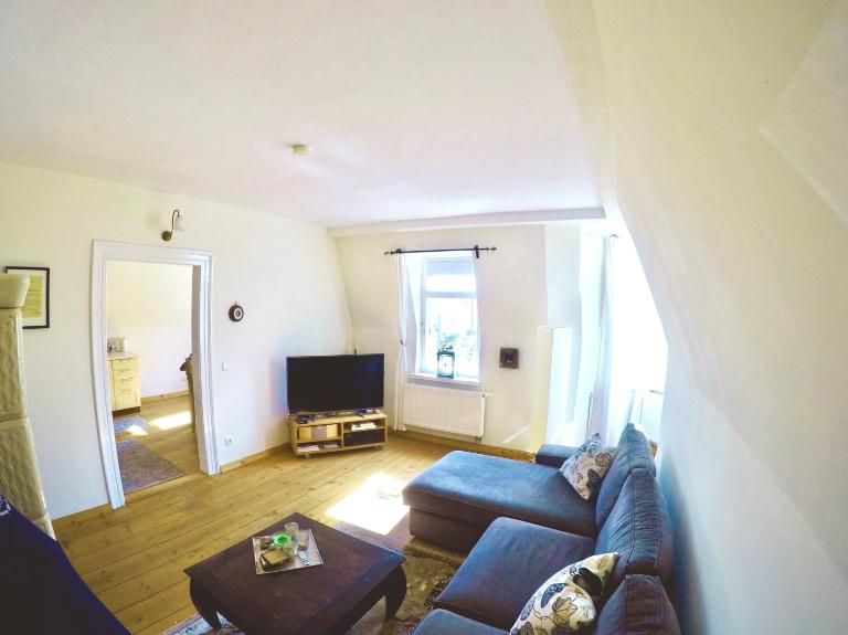 Stadtvilla Oscar 2 OG - Stilvoll sanierte Altbauwohnung in denkmalgeschützter Stadtvilla nahe Elbradweg - B&B Dresden