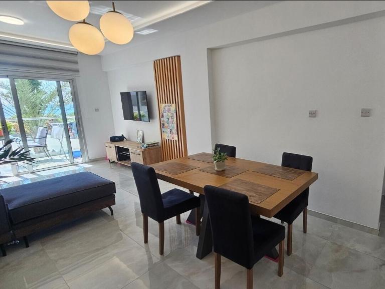 Sea Breeze 3 Bed Frontline Flat - B&B Limassol