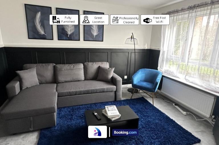 Discounted - 3-Bed Home By Avalora Short Lets & Serviced Accommodation Old Trafford With Pool & Tennis Table - DriveWay - B&B Manchester