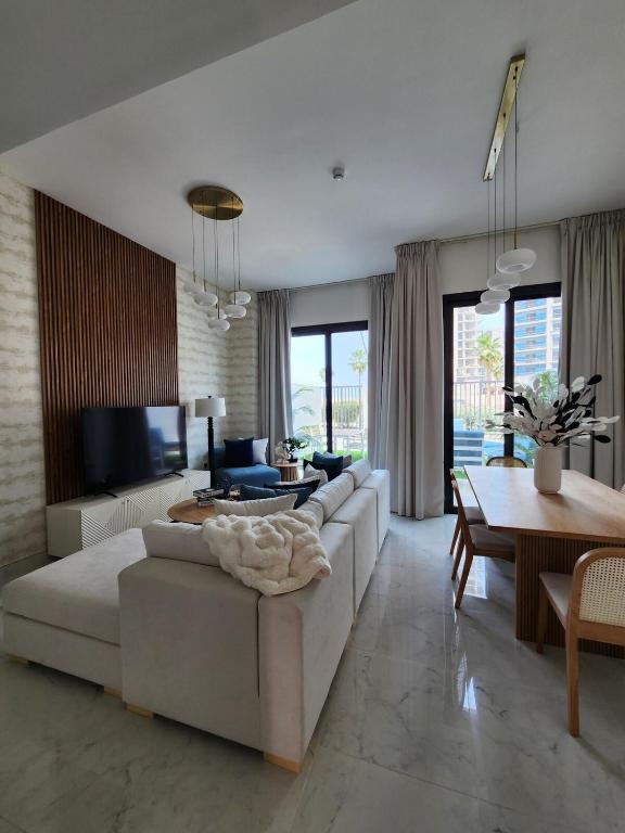Nasma Luxury Stays - Lakeside Retreat Stylish & Cozy Villa Stay - Bed and Breakfast Ras Al Khaimah