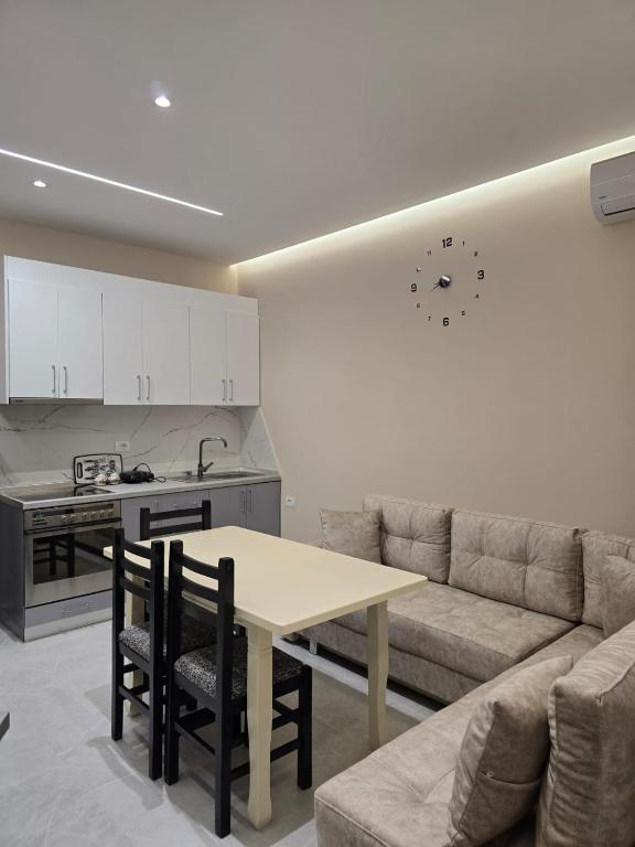 Kejdi Golem Central Apartment - B&B Golem