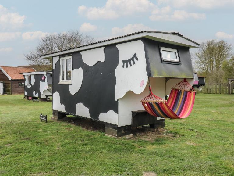 Dozy Dotty Cow Shed 4 - B&B Woodbridge
