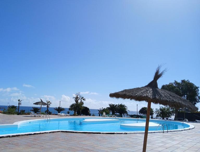 Enjoy Glorious Seaviews from Vista Mar Apartment - Bed and Breakfast Costa Teguise