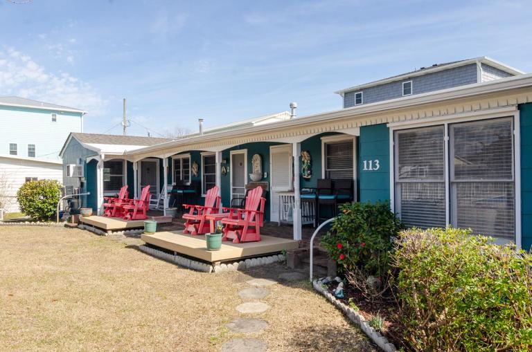 The Sandpiper Hidden Treasure Inn Room by Bryant Real Estate - Bed and Breakfast Kure Beach