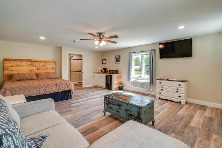 Studio Stay w/ Deck in Missouri Wine Country - B&B New Haven