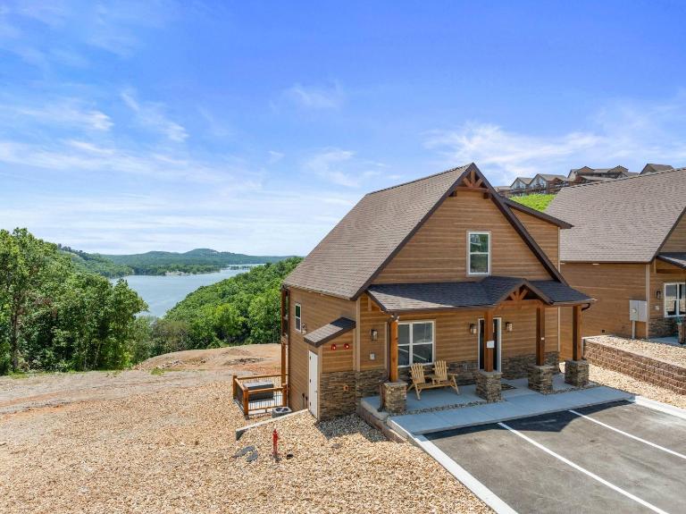 High Cliff Cabin + Private Hot tub at Table Rock Lake - Bed and Breakfast Kimberling City