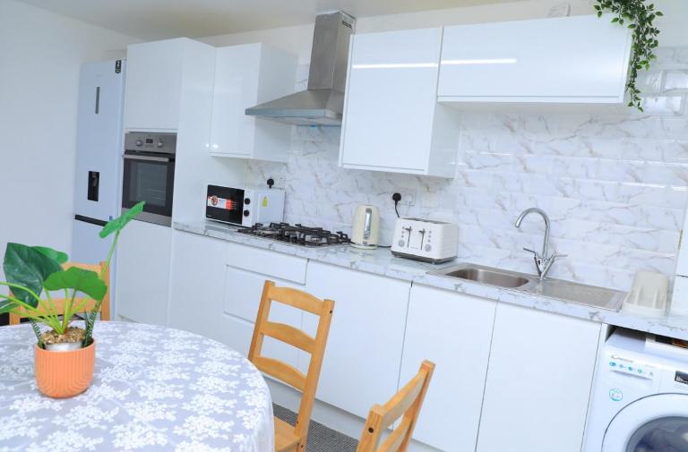 Luxury 4 Bed 3 bath 6 mins from City Renter - Bed and Breakfast Birmingham