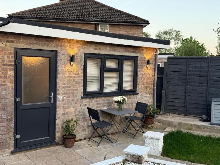 Newly Renovated Guesthouse with Free Parking - B&B Reading
