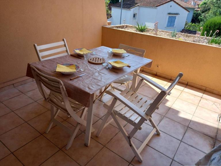 Studio climatisé avec coin nuit et terrasse plein Sud, 10 m², parking inclus - FR-1-100-194 - B&B Cavalaire-sur-Mer