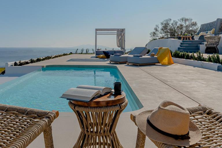 Santorini's Rising Sun Private Villa - B&B Synterína