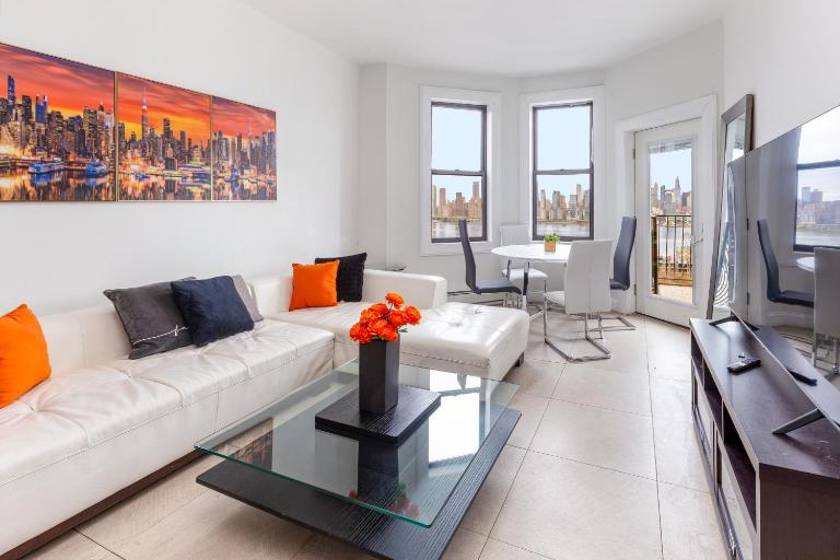 Massive 7-Bedroom 4-Bathroom Duplex 20 min to NYC - B&B West New York