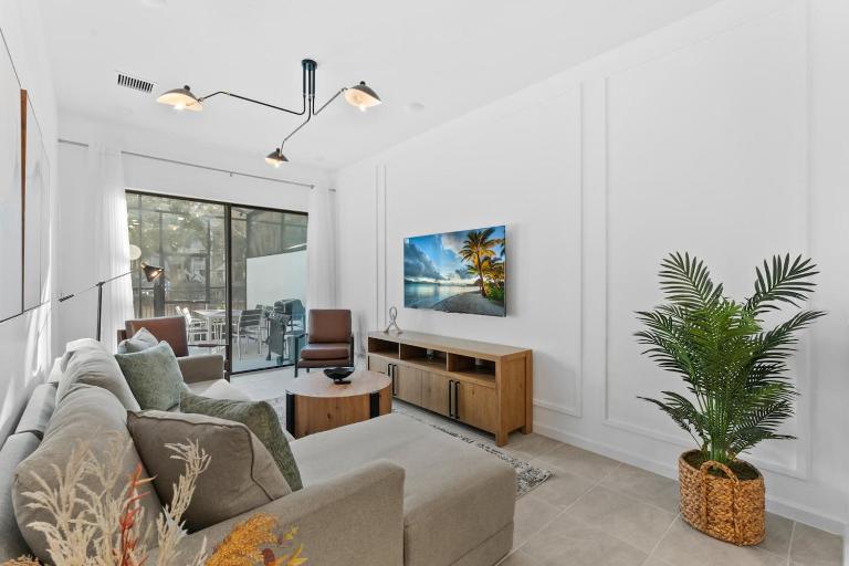 Lux 5BR Home, Game Room, 4 Suites & Private Pool - Chambres d'hôtes Orlando
