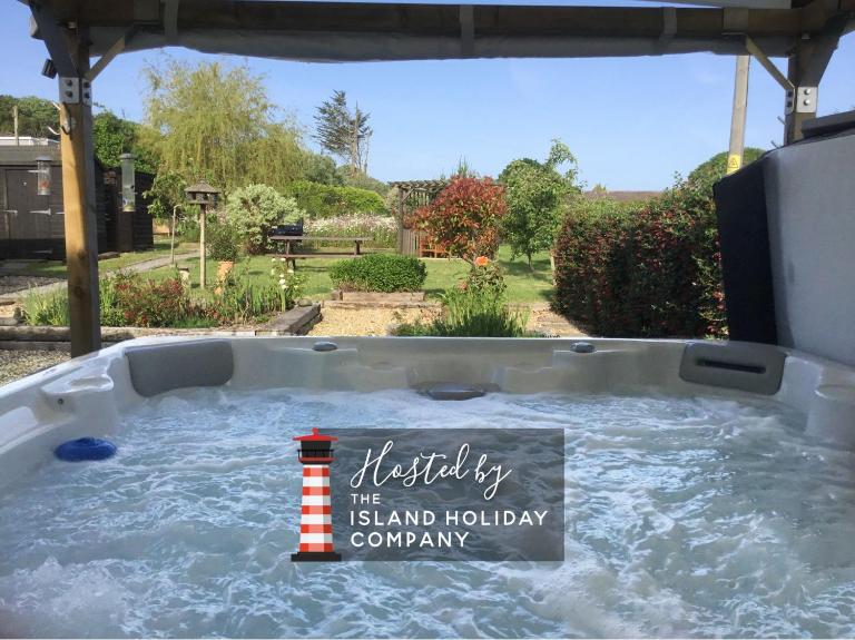 Dassia-Rural Bungalow, Dog Friendly with Hot Tub Near Gurnard - Chambres d'hôtes Porchfield