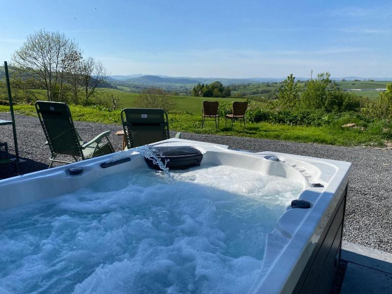Fabulous Hot Tub with Views! - B&B Llanfair Caereinion