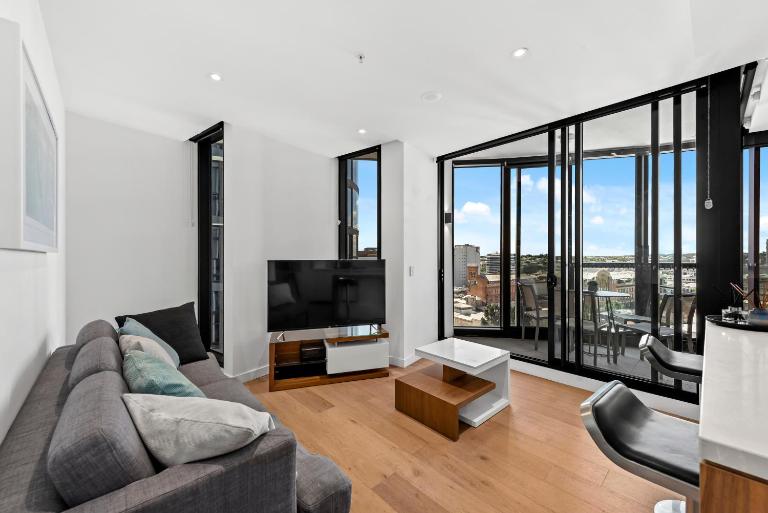 Stylish 2BR with Huge Gym, Infinity Pool and Parking - B&B Brisbane