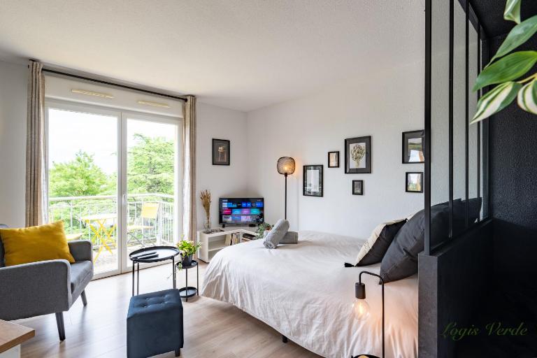 Logis Verde - Vue Nature & Parking Privé, A10 à 5min - B&B Châtellerault