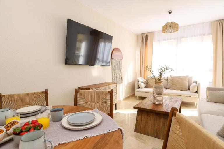 Camelia 3bed apartment - Fuengirola centre, 250m beach - Bed and Breakfast Fuengirola