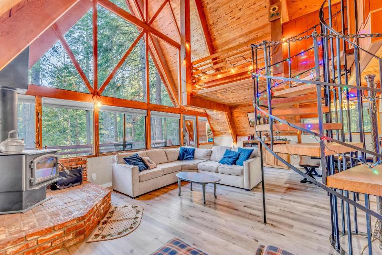 3BR Tahoe Cabin in the Trees with Hot Tub - B&B Carnelian Bay