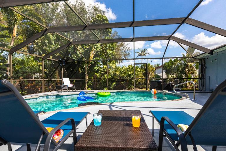 3BR With HUGE 2k sq ft Lanai & Seasonally Heated Pool - B&B Bonita Springs