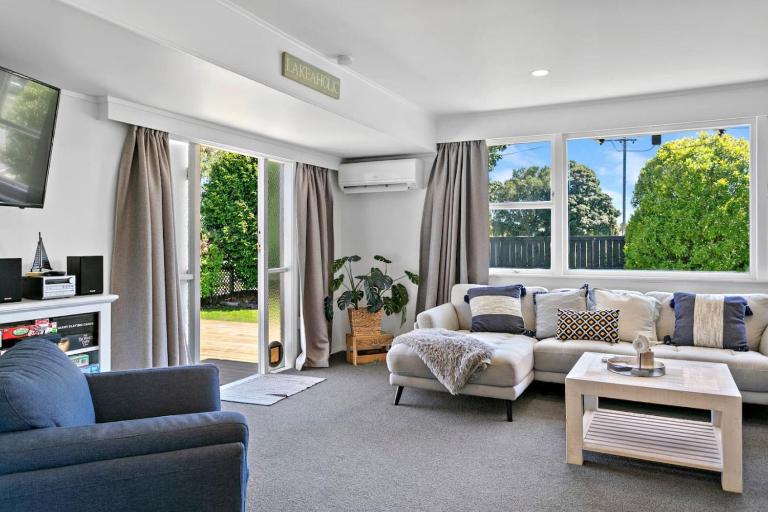 Serene Retreat With BBQ Deck, Near Lake - B&B Taupo