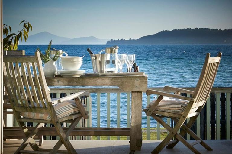 Greenwood Lodge- Lakefront With Mooring and Lawn - B&B Taupo