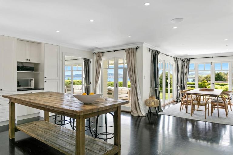 Norfolk House, Luxury Villa With Spa and Lake Views - B&B Taupo