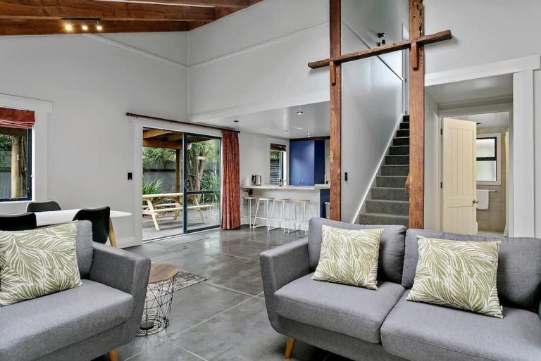 Central and Cozy 2BR Retreat With Parking and Free Wifi - B&B Taupo