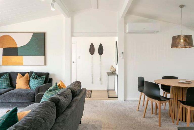 Central Stylish Taupo Retreat With BBQ and Private Garden - Ferienwohnung Taupo